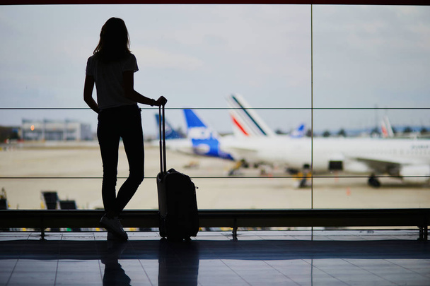 Young woman in international airport - Φωτογραφία, εικόνα