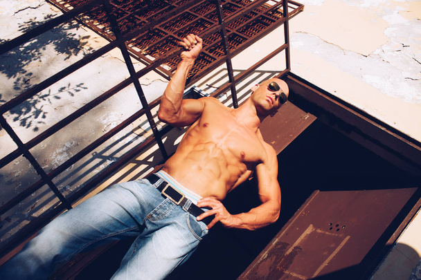 bonito sexy muscular homem com nu torso. Fitness masculino com bronzeado saudável posando
. - Foto, Imagem