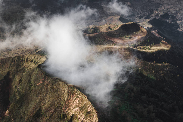 Vista aérea de la caldera del volcán Batur en Bali. Tex negro volcánico
 - Foto, imagen