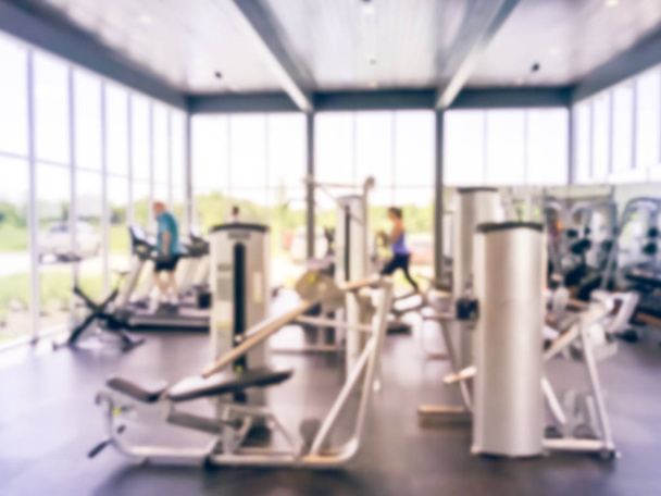 Rozmyte tło otwarte centrum fitness z ludźmi treningu w nowej społeczności domowej w USA - Zdjęcie, obraz