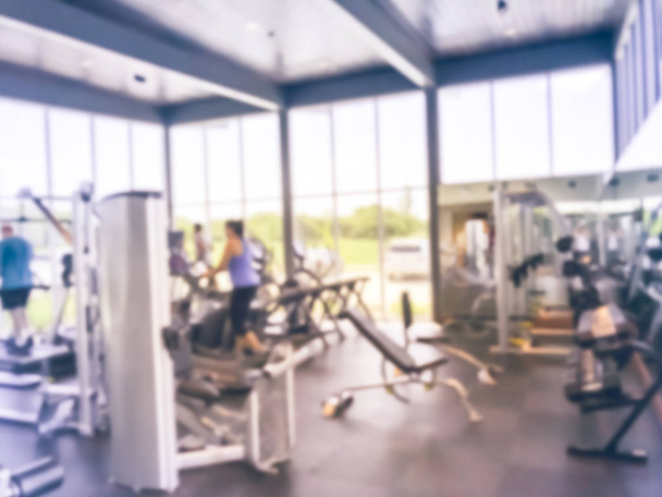 Rozmyte tło Pani w odzieży sportowej w otwartym centrum fitness w nowej społeczności domowej w USA - Zdjęcie, obraz