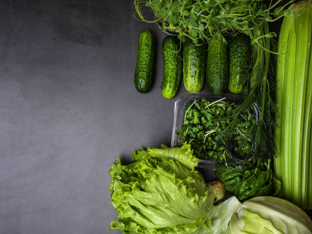 Groene groenten als gezond eetconcept van verse Tuinproducten biologisch geteeld als symbool van gezondheid - Foto, afbeelding
