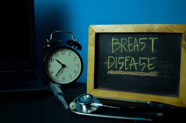 Brustkrankheitsplanung vor dem Hintergrund eines Arbeitstisches mit Büromaterial. Konzeptplanung für Medizin und Gesundheitswesen auf blauem Hintergrund - Foto, Bild