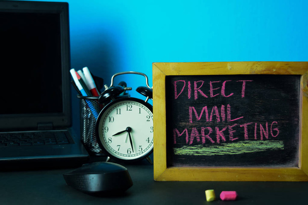 Direct Mail Marketing Planung auf dem Hintergrund des Arbeitstisches mit Büromaterial. Geschäftsidee Planung auf blauem Hintergrund - Foto, Bild