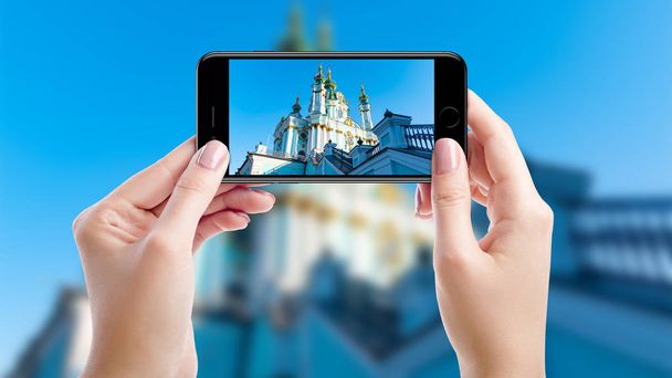 Λήψη φωτογραφίας με κινητό τηλέφωνο της εκκλησίας του Αγίου Άντριους, κορυφαία αξιοθέατα του Κιέβου, Ουκρανία - Φωτογραφία, εικόνα
