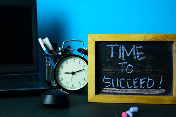 Zeit zum Erfolg! Planung auf dem Hintergrund eines Arbeitstisches mit Büromaterial. Geschäftsidee Planung auf blauem Hintergrund - Foto, Bild