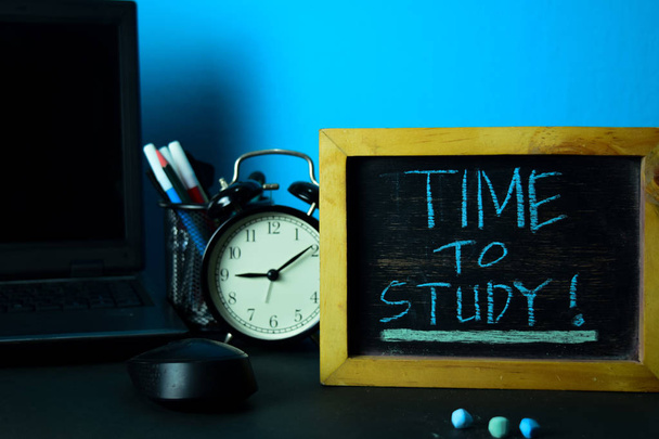 勉強の時間だ!事務用品を使用した作業テーブルの背景に関する計画青い背景に関するビジネスコンセプトプランニング - 写真・画像