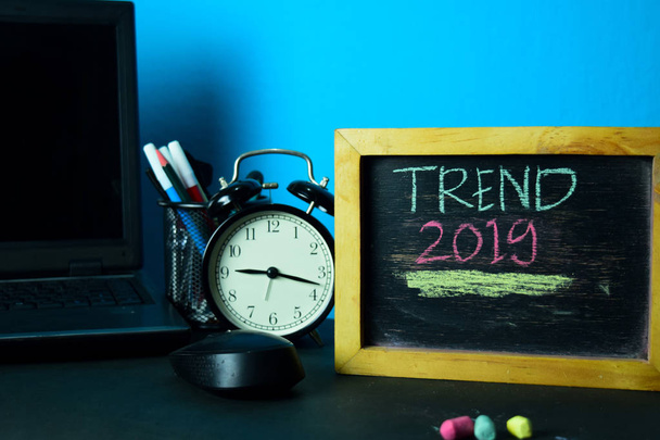 Trend 2019 Pianificazione sullo sfondo del tavolo di lavoro con forniture per ufficio. Business Concept Pianificazione su sfondo blu
 - Foto, immagini