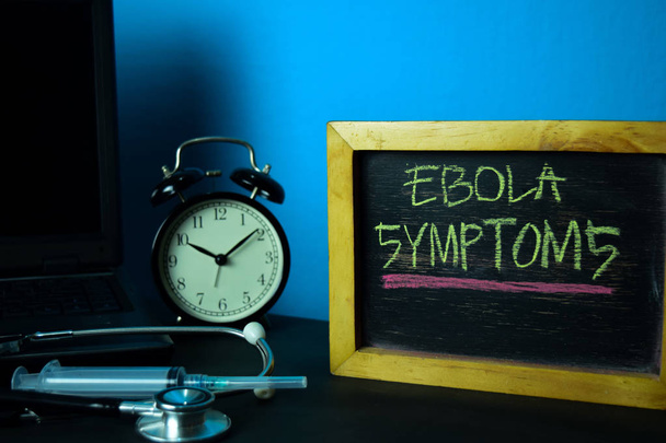 ebola Symptome Planung vor dem Hintergrund des Arbeitstisches mit Büromaterial. Konzeptplanung für Medizin und Gesundheitswesen auf blauem Hintergrund - Foto, Bild