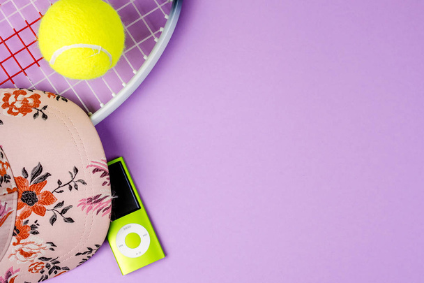 playing tennis, sport practising, leisure activities - Foto, Imagem