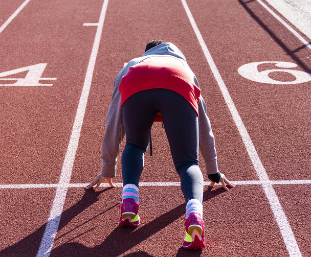 Yarışa hazır bir koşucunun arkasından görünüm - Fotoğraf, Görsel