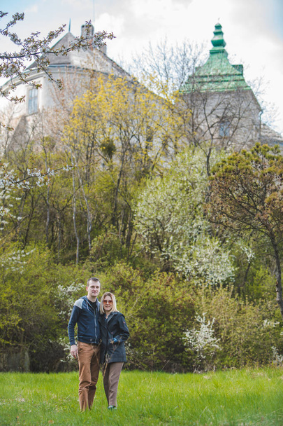 ζευγάρι που ποζάρει μπροστά από το παλιό κάστρο - Φωτογραφία, εικόνα
