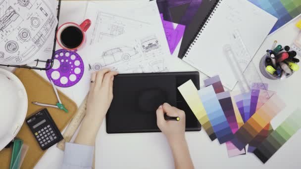 Grafikus táblagépet használó kreatív tervező az asztalnál való munka közben - Felvétel, videó