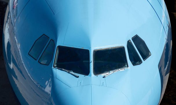 Gros plan sur les fenêtres d'un cockpit d'avion bleu
 - Photo, image