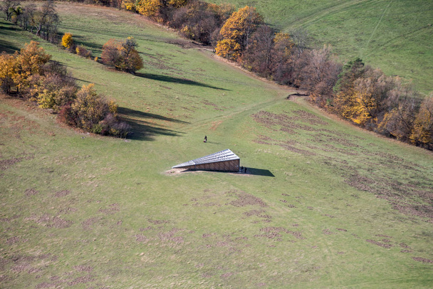 Piramida Zrakova nad miejscowością Sulov jesienią Sulovske skaliste góry na Słowacji - Zdjęcie, obraz