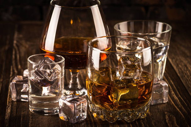 Silné alkoholické nápoje - whisky, koňak, vodka, rum, tequila.  - Fotografie, Obrázek