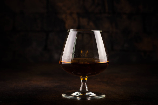 Cognac of cognac in het glas. - Foto, afbeelding