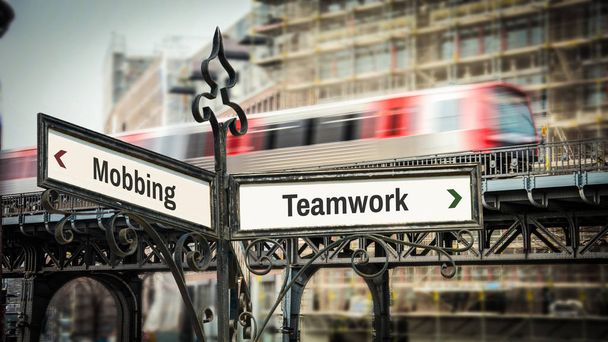 Señal de calle al trabajo en equipo versus la movilización
 - Foto, Imagen