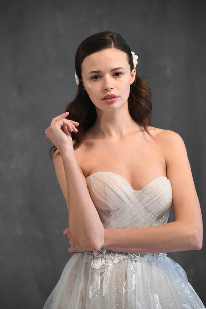 Нью-Йорк, NY-14 квітня: модель постановки під час Galia Lahav навесні 2020 Весільний презентація моди на Нью-Йорк моди тиждень: весільний 14 квітня, 2019 в Нью-Йорку. - Фото, зображення