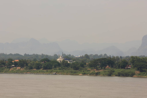 Il paesaggio lungo il fiume Mekong è visto dalla Thailandia. Lao lato del fiume Mekong dal lato thailandese a Nakhon Phanom.Thailandia asiatico
 - Foto, immagini