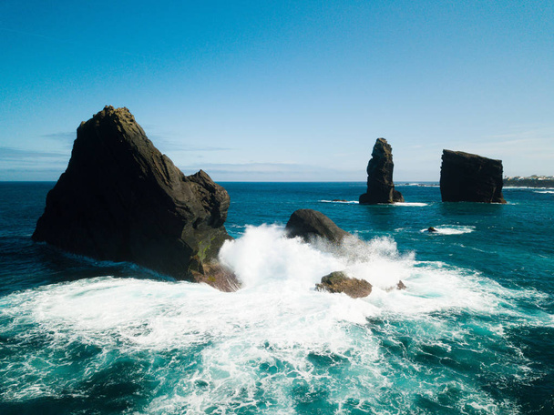 Powietrzny obraz dzikich formacji skalnych w środku otwartego Oceanu Atlantyckiego obok Mosteiros, na wyspie Sao Miguel, Azorach, Portugalii - Zdjęcie, obraz