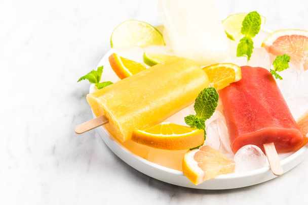 Resfreshing healthy natural juice popsicles - 写真・画像