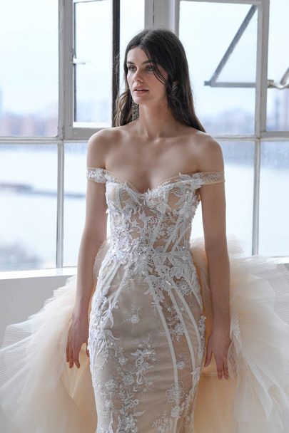 NUEVA YORK, NY - 14 DE ABRIL: Una modelo posando durante la presentación de moda nupcial de Galia Lahav Primavera 2020 en la Semana de la Moda de Nueva York: Novia el 14 de abril de 2019 en Nueva York
. - Foto, Imagen