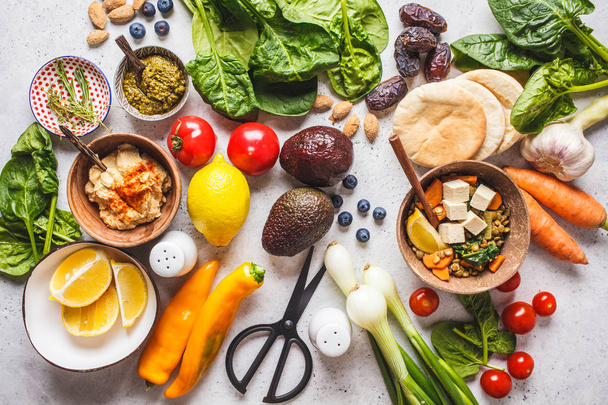 健康的なベジタリアン食品の背景。野菜、ペスト、レンズ豆 - 写真・画像
