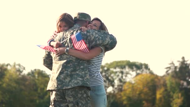 Αγκαλιές του Αμερικανού στρατιώτη με οικογένεια. - Πλάνα, βίντεο