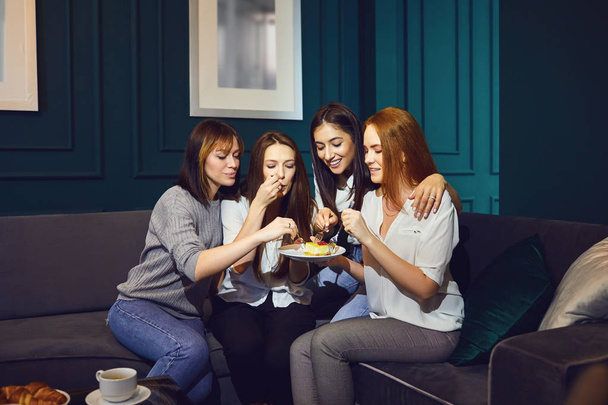 Young women chatting at a friends meeting at home - Фото, зображення