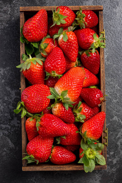 Boîte en bois avec des fraises fraîches du marché
 - Photo, image