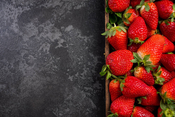 Strawberries in wooden box, border marble background - Foto, Imagem