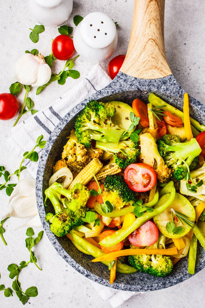 Fried broccoli, peppers, corn, zucchini and tomatoes in pan - Zdjęcie, obraz