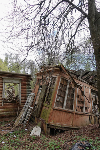 hylätty pilata talo, puinen arkkitehtuuri, roskat, kotelo hylky
 - Valokuva, kuva