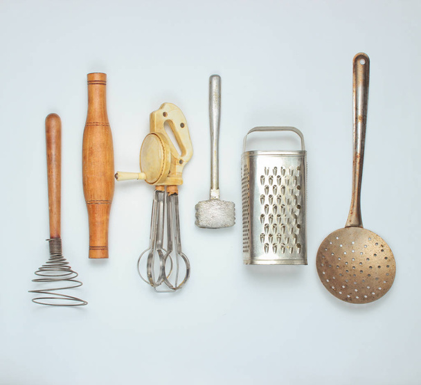 altes Küchenwerkzeug auf weißem Hintergrund. Retro-Küche, Vintage-Kochset. Ansicht von oben - Foto, Bild