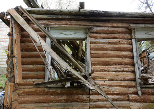 Vecchia casa in legno abbandonata e distrutta in Russia. Casa abbandonata in mezzo alla foresta
 - Foto, immagini