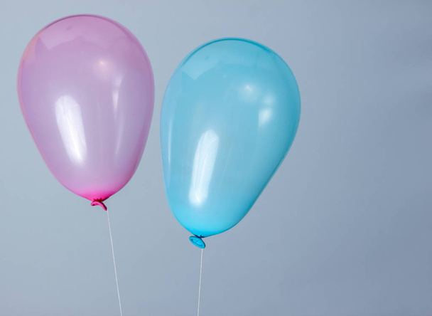 blaue und rosa Luftballons auf grauem Hintergrund - Foto, Bild