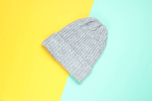 Winter wollen hoed op een gekleurde papieren achtergrond, minimalisme, top vie - Foto, afbeelding