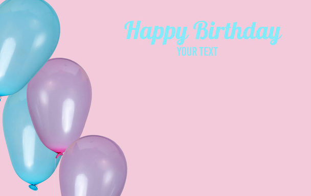 Πολλά μπαλόνια απομονώθηκαν σε ροζ φόντο. Πάρτι γενεθλίων, χρόνια πολλά. Αντιγραφή διάστημ - Φωτογραφία, εικόνα