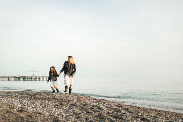mother and daughter walking on the sea - Φωτογραφία, εικόνα