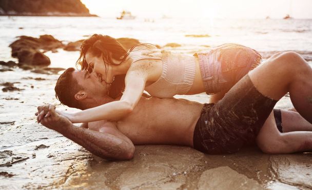 Romantic couple on a tropical beach - Foto, Bild