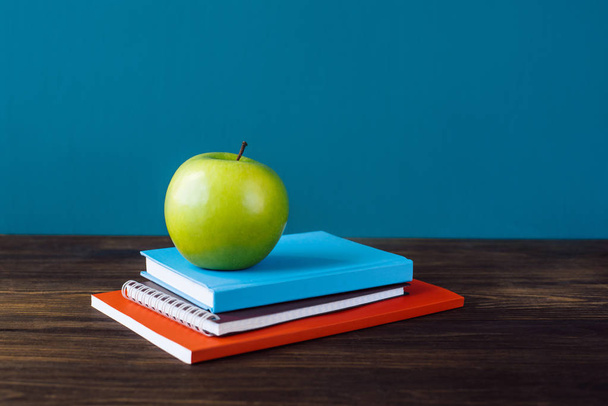 podręczniki szkolne z jabłkiem na biurko - Zdjęcie, obraz