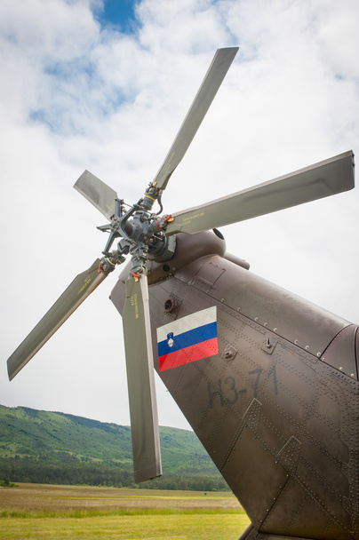 Задня леза вертоліт з Словенська прапор на хвості - Фото, зображення
