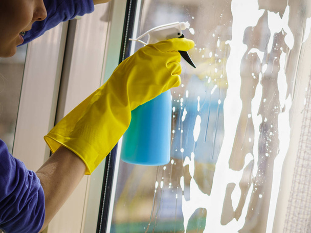 Ženské čištění okna doma - Fotografie, Obrázek