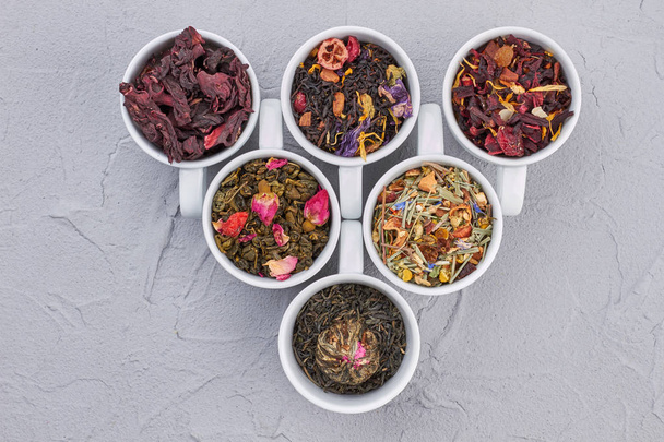 Composizione laica piatta con diversi tipi di foglie di tè secco
. - Foto, immagini