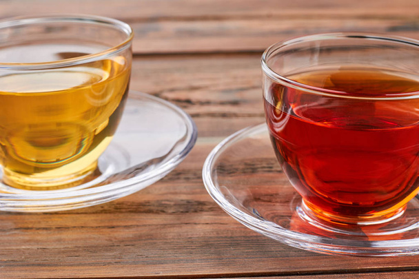 Grüner und schwarzer Tee in Glasbechern. - Foto, Bild