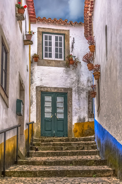 Pohled na portugalské lidové budovy ve středověké vesnici uvnitř pevnosti a Luso římský hrad v Obidos, v Portugalsku - Fotografie, Obrázek
