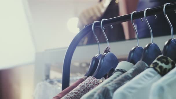 Dolly shot of Clothes Hangers Κοντινό πλάνο στο θολό φόντο - Πλάνα, βίντεο