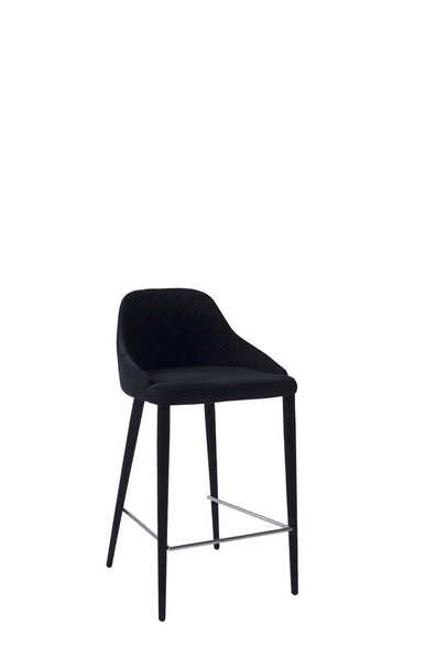 židle z podkroví na bílém pozadí. černá sametová židle izolovaná - Fotografie, Obrázek