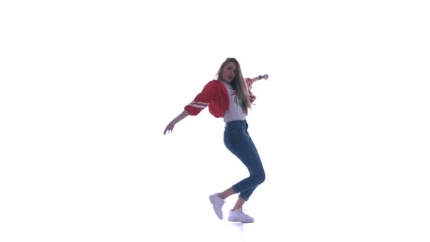 Νεαρή όμορφη κοπέλα που χορεύει χιπ-χοπ, χορεύει στο δρόμο σε λευκό φόντο, απομονωμένη - Πλάνα, βίντεο